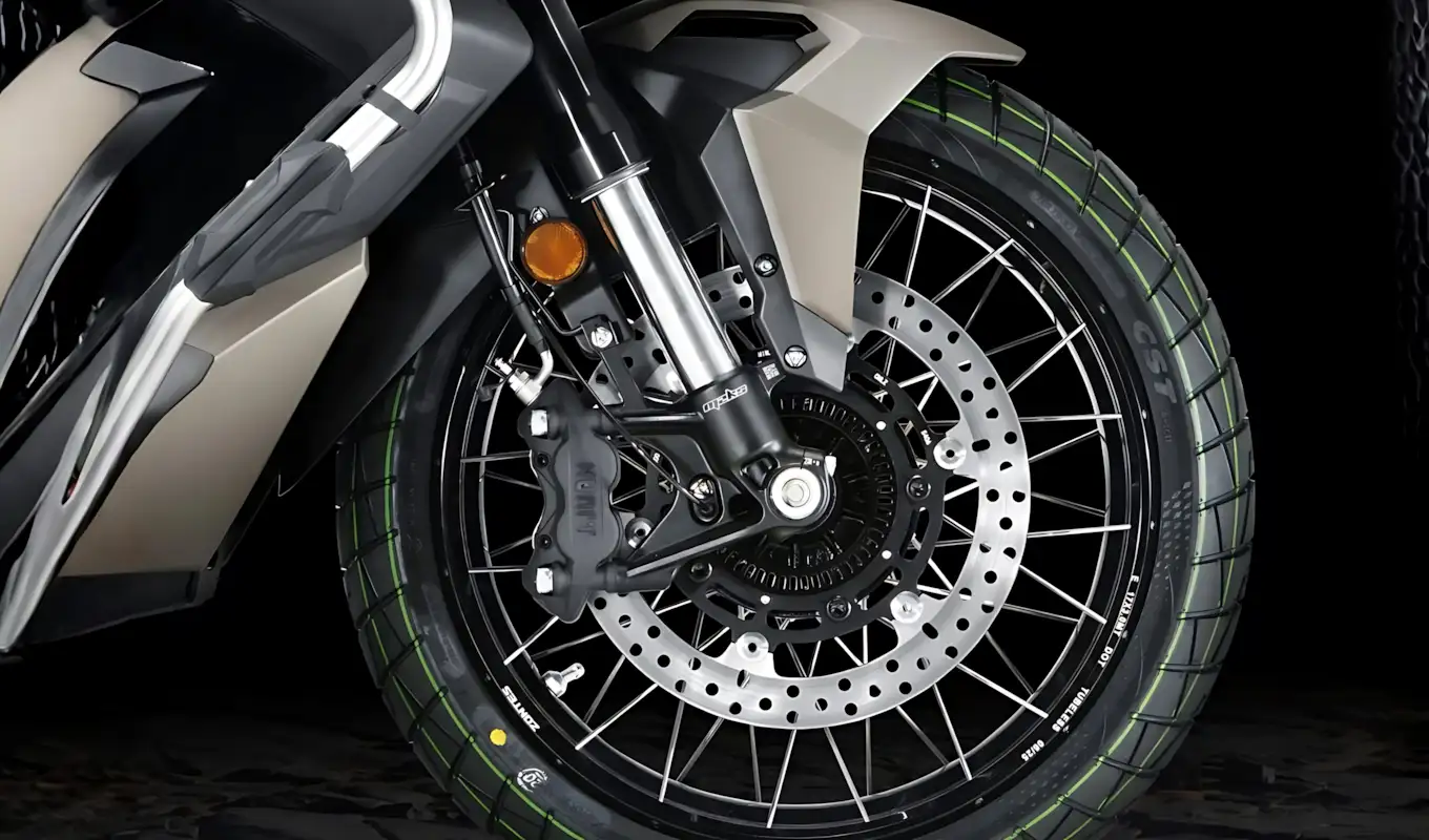 Zontes 368G em uso off-road com ABS